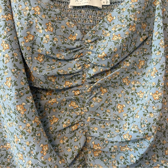 ASTR The Label blue peach floral ditsy floral smocked ruched top medium - Picture 6 of 16
